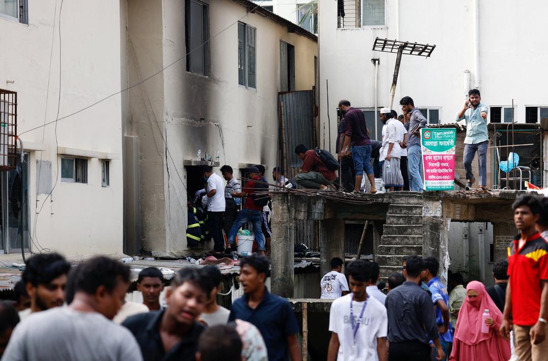 Son dakika | Can kaybı yükseldi! Dünya okul kampüsündeki faciayı konuşuyor: Savaş uçağı düşen Bangladeş ten görüntüler geldi  3