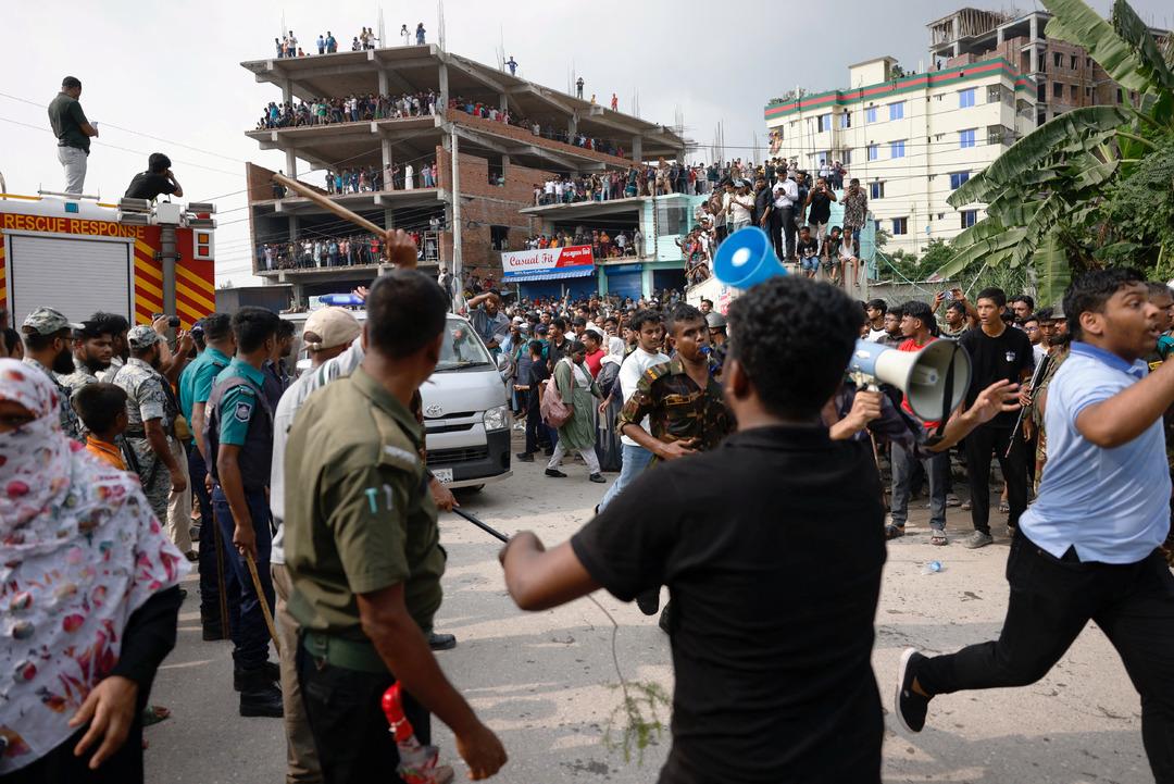 Son dakika | Can kaybı yükseldi! Dünya okul kampüsündeki faciayı konuşuyor: Savaş uçağı düşen Bangladeş ten görüntüler geldi  4