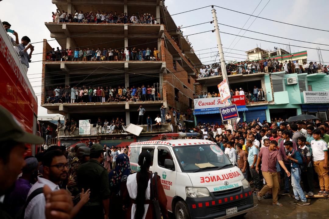 Son dakika | Can kaybı yükseldi! Dünya okul kampüsündeki faciayı konuşuyor: Savaş uçağı düşen Bangladeş ten görüntüler geldi  8