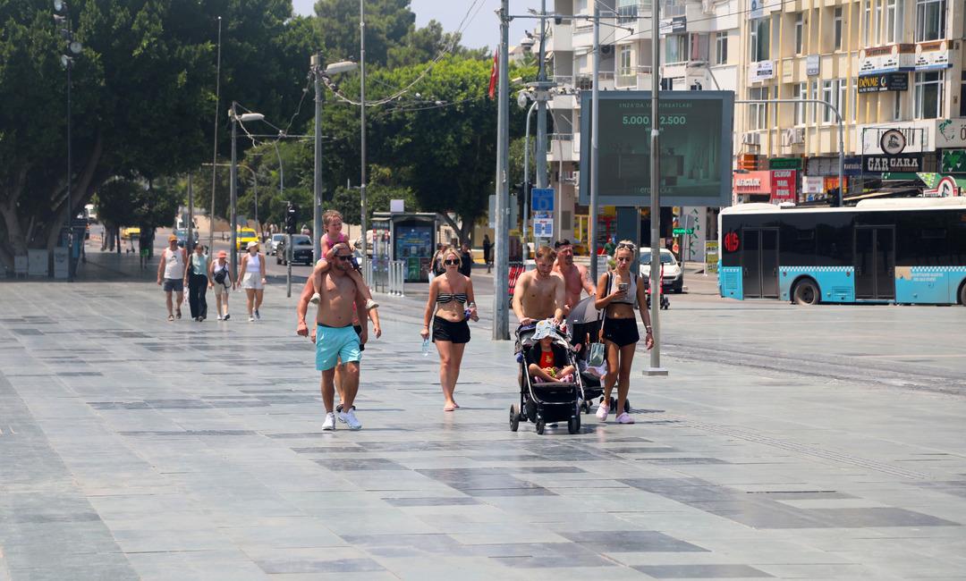 1200xauto Temmuz ayının en sıcak günü! Antalya'da hissedilen sıcaklık 46,6 derece oldu; Kimi sokakta şemsiye açtı, kimi fıskiyelerde serinledi