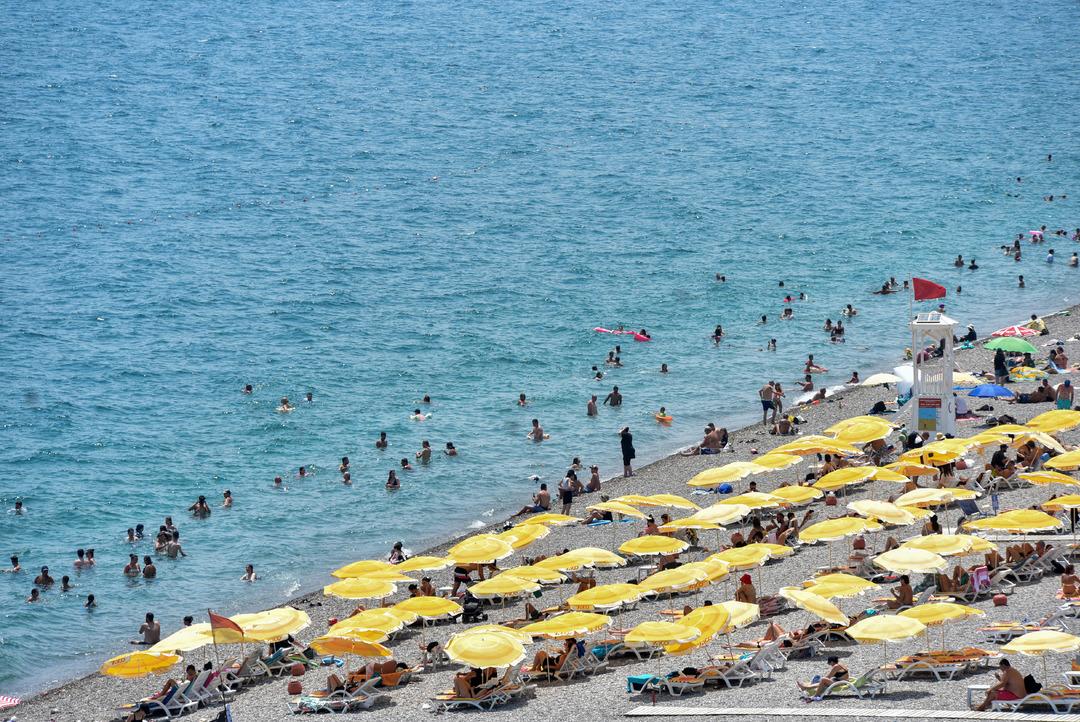 1200xauto Temmuz ayının en sıcak günü! Antalya'da hissedilen sıcaklık 46,6 derece oldu; Kimi sokakta şemsiye açtı, kimi fıskiyelerde serinledi