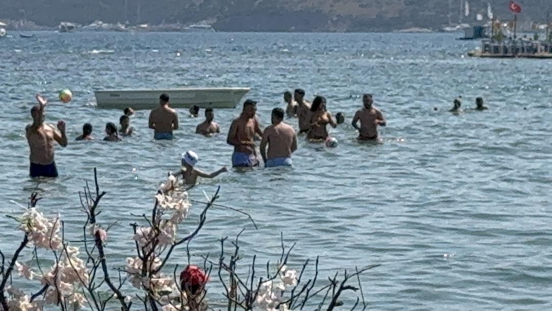  Yapılacak bir şey yok  Kapıda kalabilirsiniz  10 bin TL lik tatili 8 bine bulduğunu sananlar...  3