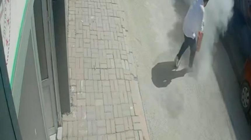 Elazığ’da araç yangını güvenlik kameralarına yansıdı