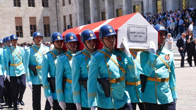 Altan Öymen'e veda... Siyaset dünyası Öymen için TBMM'deki törende bir araya geldi