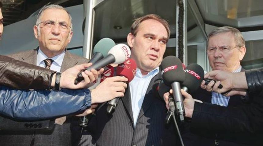 İstifa kozmik odada kaldı