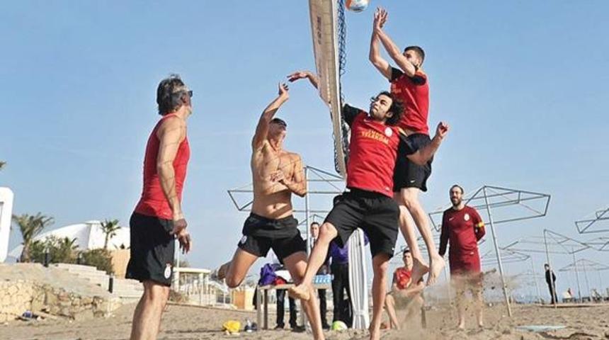 Mancini, plajda da Ceyhun’a sarıldı!