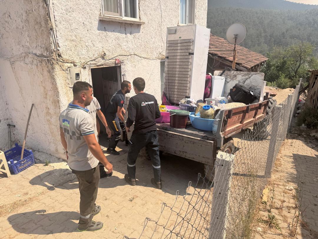 1200xauto Sakarya'daki orman yangını Bilecik tarafına sıçradı! Evler tahliye edildi