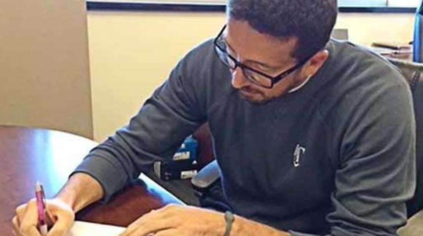 Hidayet T&uuml;rkoğlu imzayı attı!