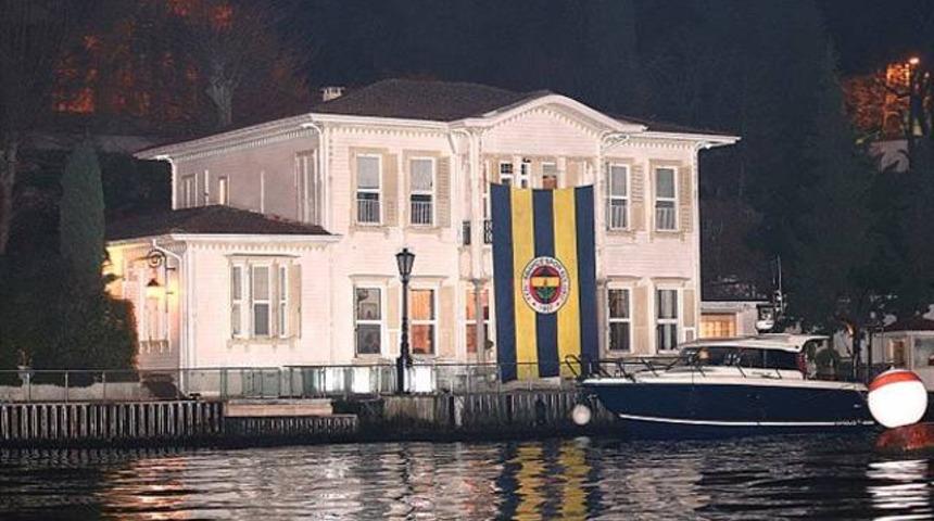 Ali Ko&ccedil; bayrağı &ccedil;ekti