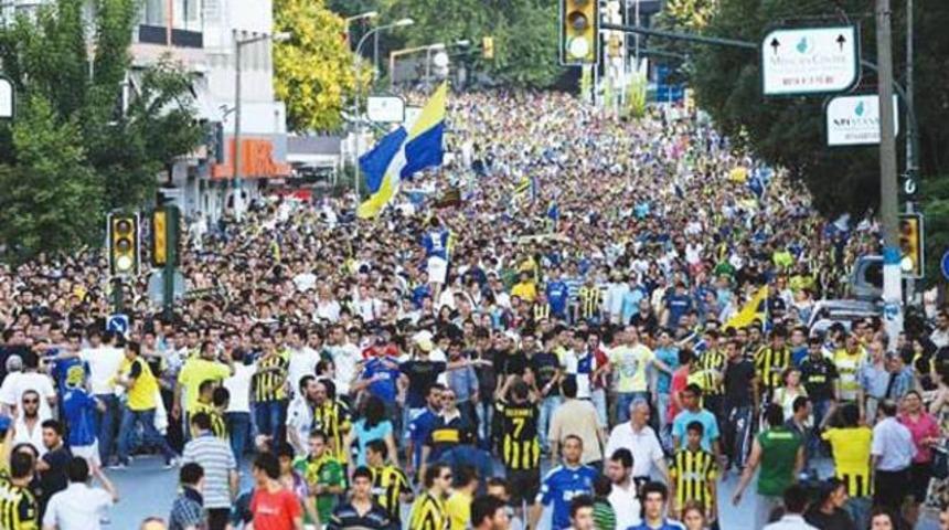 Fenerbah&ccedil;e taraftarı b&uuml;y&uuml;k y&uuml;r&uuml;y&uuml;ş i&ccedil;in Meclis'i bekliyor