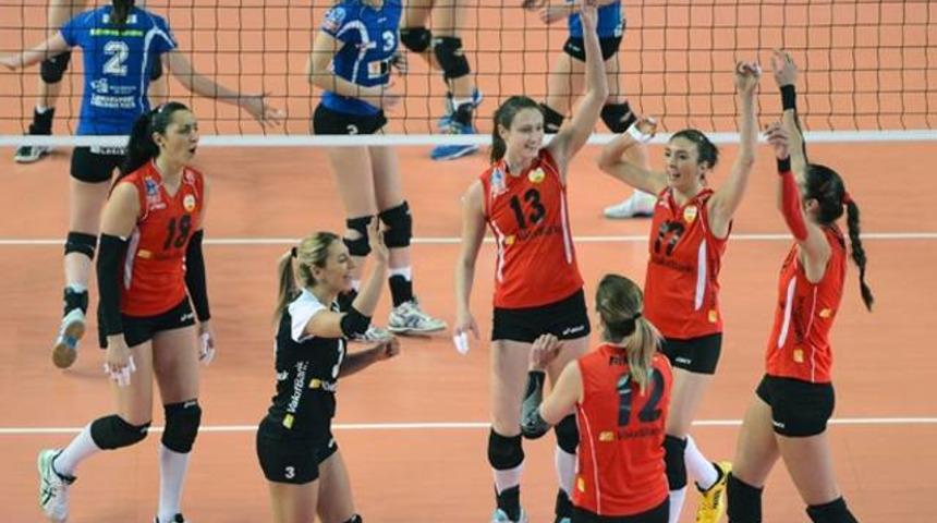 VakıfBank zirveyi bırakmıyor