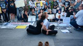 Mattia Ahmet Minguzzi'nin annesi Yasemin Minguzzi Bakırköy'de oturma eylemi yaptı! Ünlü şarkıcı da katıldı: Nasıl duymazsınız?