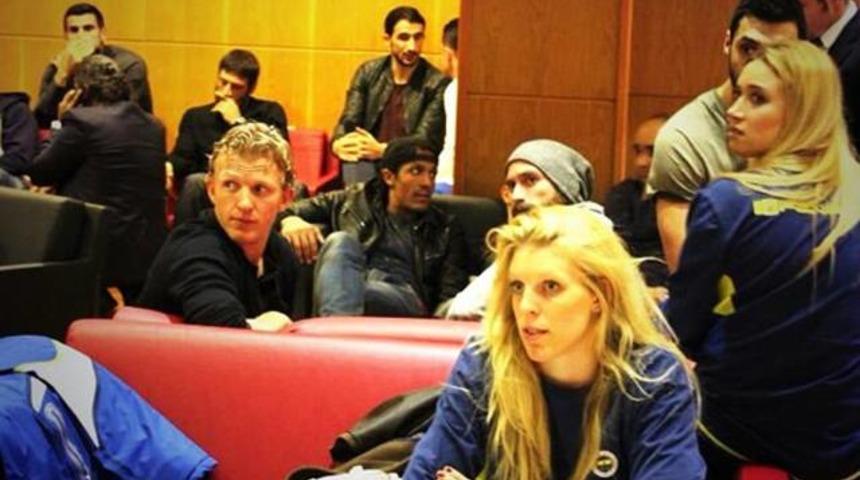 Fenerbah&ccedil;eli futbolcular Aziz Yıldırım'ı beklerken...