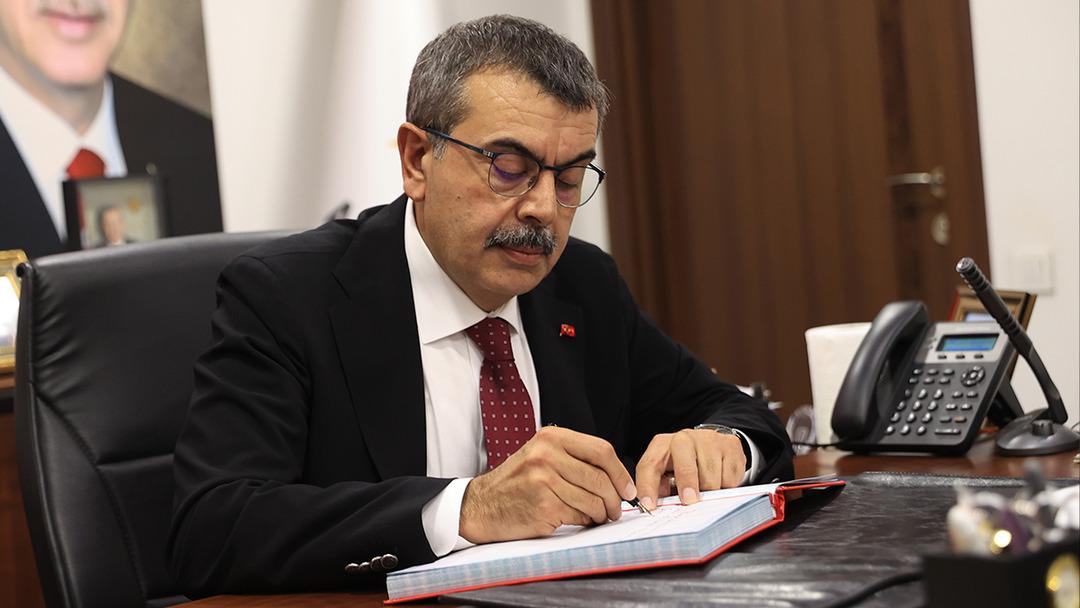 MEB yeni fiyatı duyurdu! 3 kat artışla ihale edildiği söylenmişti, gerçek rakamı Milli Eğitim Bakanı Yusuf Tekin açıkladı 1