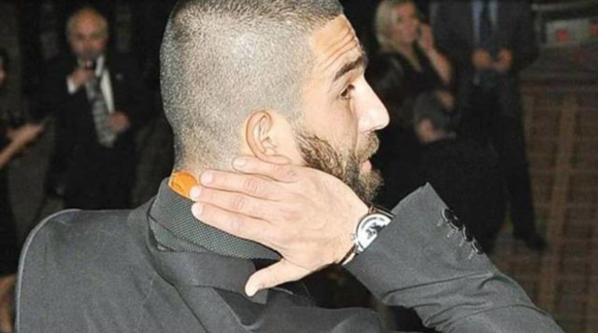 Arda Turan'ın enseye bant