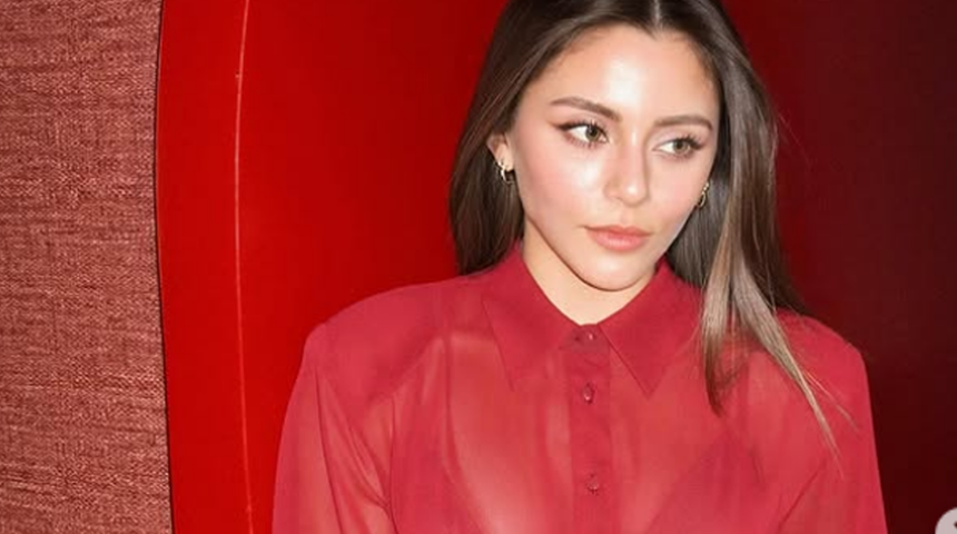 '2025 Yılının Yaşayan En Güzel Kadını' seçilmişti! Sıla Türkoğlu yaz pozlarıyla mest etti