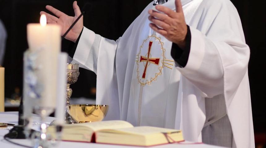 Skandal olay! Bir baba 15 yaşındaki oğlunu papaza sattı! Cinsel birliktelik yaşaması için...