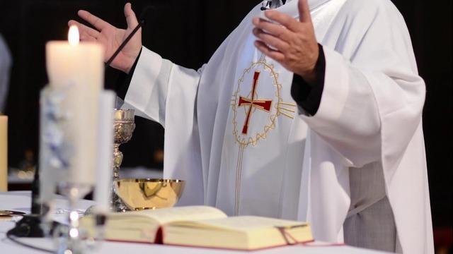 Skandal olay! Bir baba 15 yaşındaki oğlunu papaza sattı! Cinsel birliktelik yaşaması için...