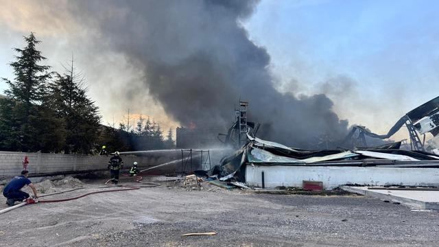 Kayseri'de mobilya fabrikasında çıkan yangına müdahale ediliyor