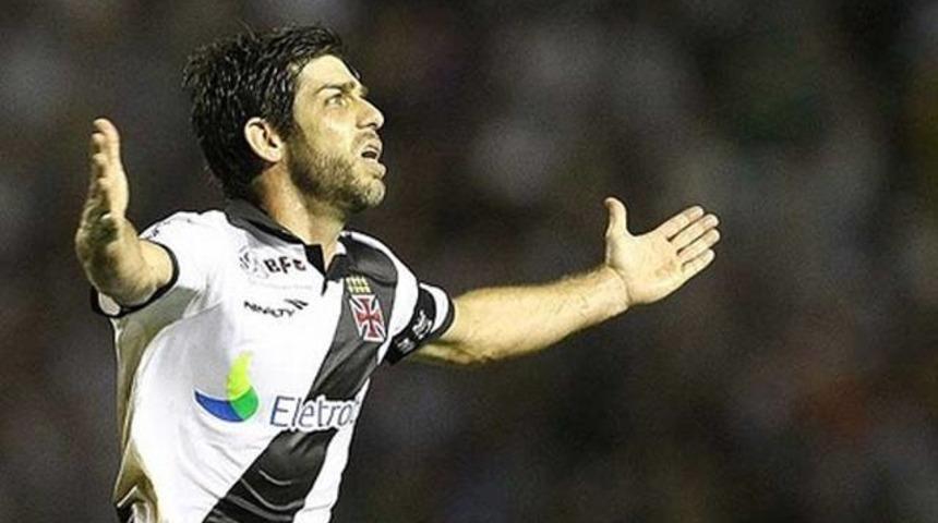 Yaş g&uuml;n&uuml;nde futbolu bıraktı