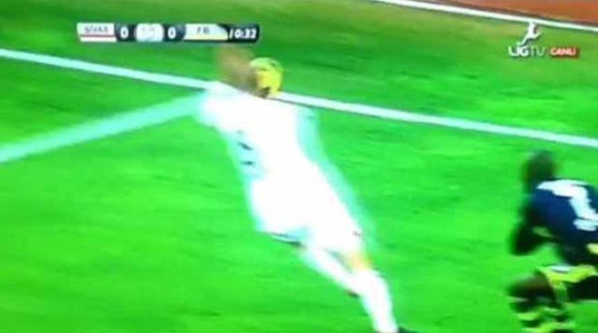 Sivas'ta Fenerbah&ccedil;eliler'i &ccedil;ıldırtan pozisyon