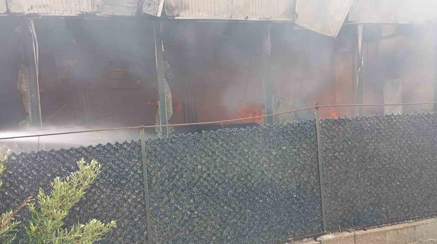 Alevlerin yükseldiği kafe kullanılmaz hale geldi