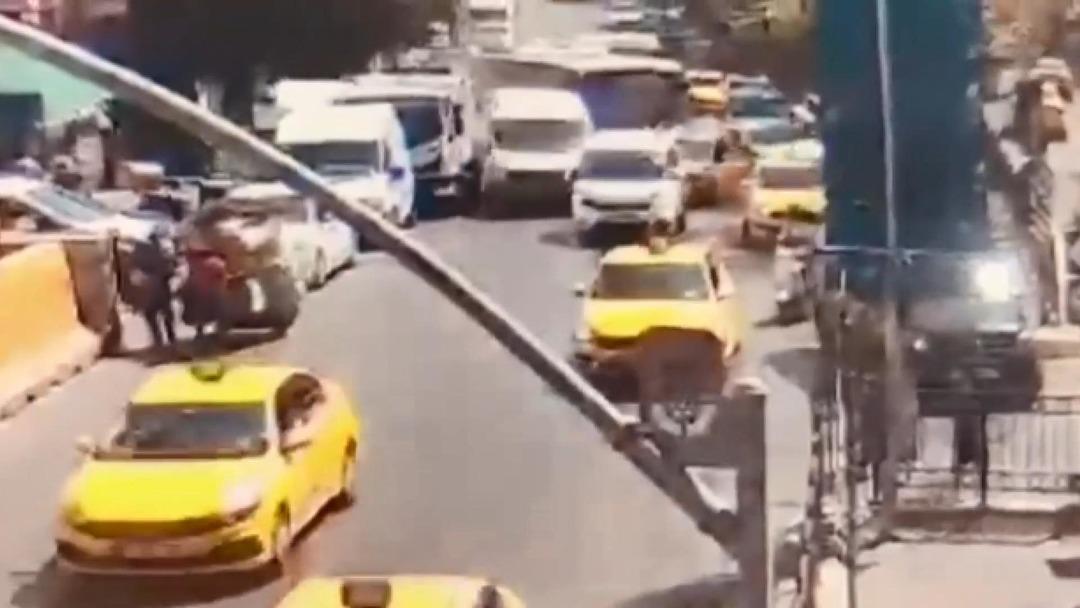  Son dakika|İstanbul da korku dolu anlar! Beyoğlu nda 9 aracın karıştığı zincirleme kaza! Yaralılar var 4