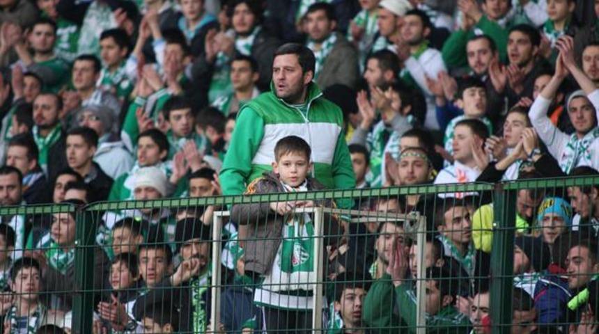 Bursasporlu taraftarlardan b&uuml;y&uuml;k y&uuml;r&uuml;y&uuml;ş!