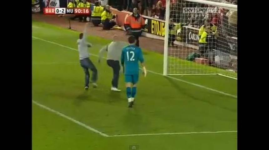 İnanılmaz olay! Taraftar sahaya girdi ve gol attı