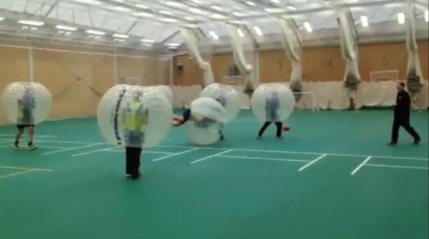 B&ouml;ylesi ilk kez g&ouml;r&uuml;ld&uuml;! Balon i&ccedil;inde futbol..