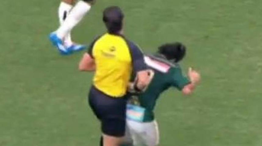 Hakem futbolcuyu sakatladı!