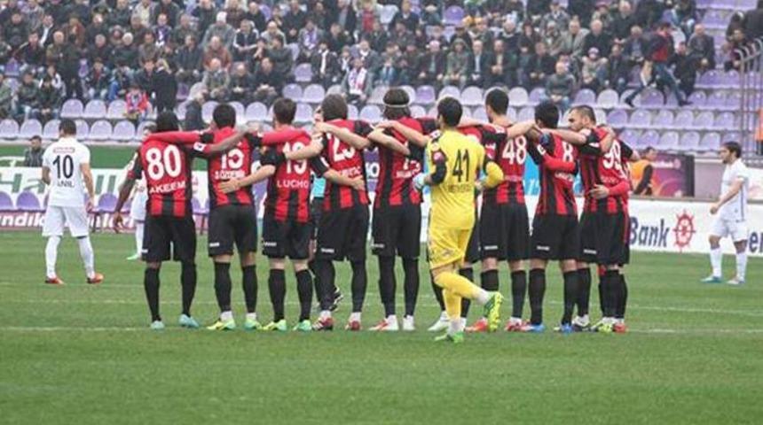 Tavşanlı Linyitsporlu oyunculardan saha ortasında protesto