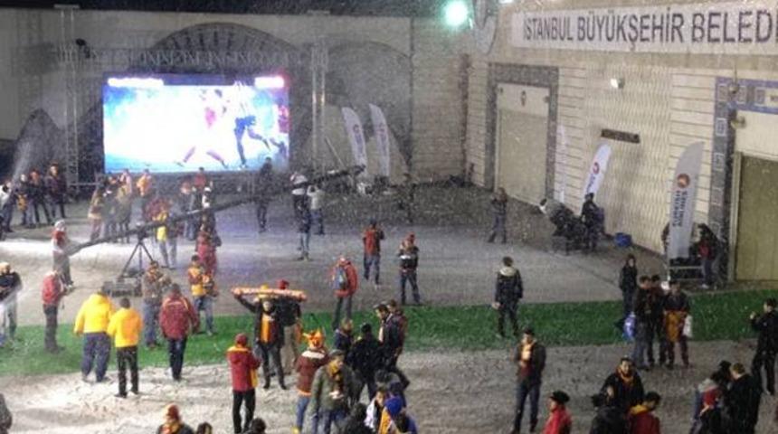 TT Arena'da kar yağıyor