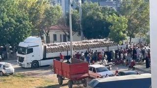 Bursa'da bir hayırsever 30 ton patatesi ücretsiz dağıttı