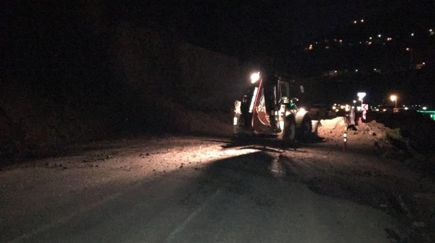 Trabzon'da toprak kayması! Karayolu ulaşıma kapandı