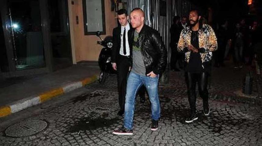 G&ouml;khan T&ouml;re ve Fernandes gecelerde