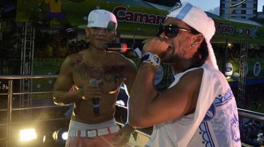 Ronaldinho karnaval y&uuml;z&uuml;nden idmanı ka&ccedil;ırdı!