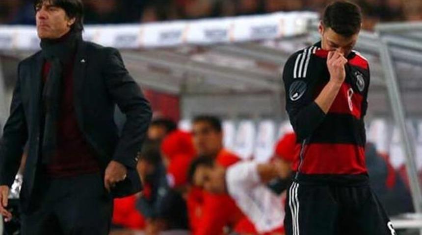 Mesut &Ouml;zil'e şok protesto