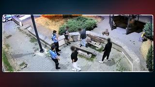 Zabıtalar yere attıklarını gördü, ellerine süpürge verip temizletti! Sosyal medyanın konuştuğu görüntü