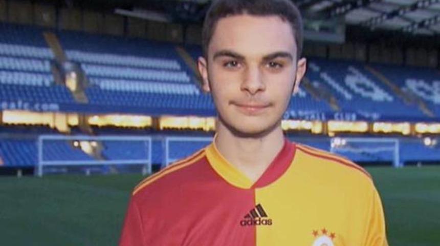 Chelsea'nin i&ccedil;indeki fanatik Galatasaraylı!