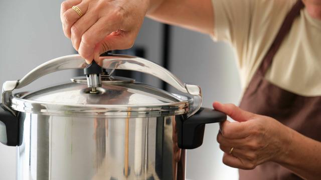 Yemekler düdüklü tencerede neden daha hızlı pişer?