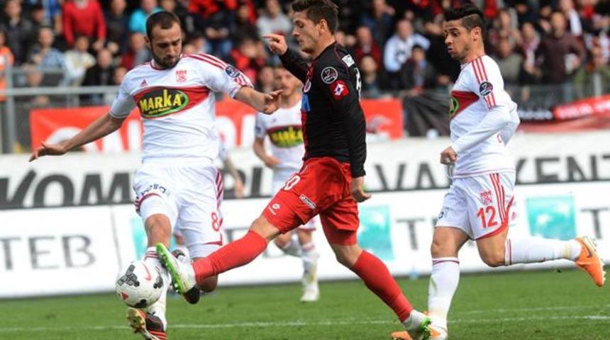 Gen&ccedil;lerbirliği Sivas'ı yıktı