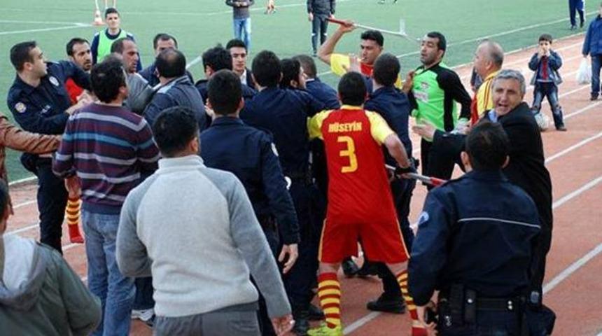 Koltuk değnekleriyle saldırdılar