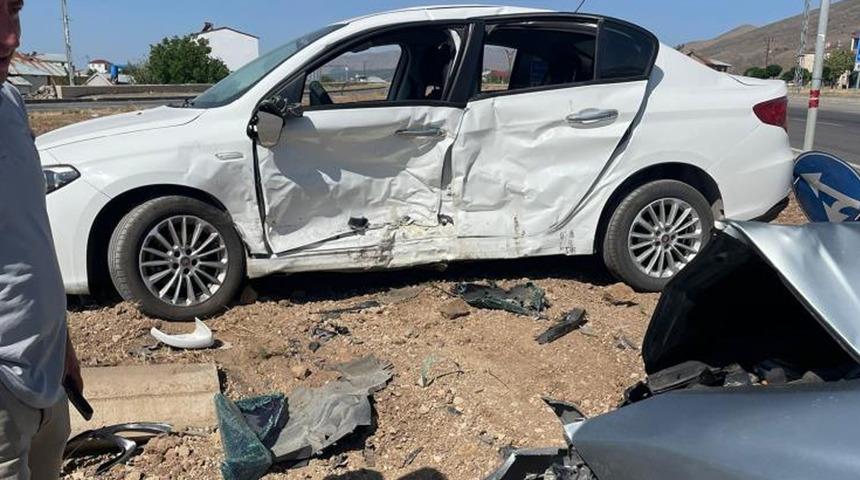 Bingöl'de otomobiller çarpıştı: 2 yaralı