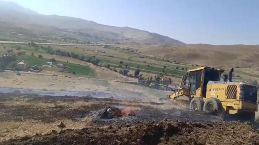 Yüksekova'da anız yangınına kepçeli müdahale