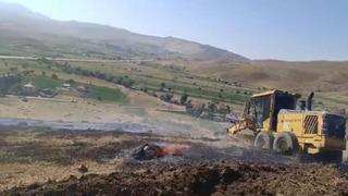 Yüksekova'da anız yangınına kepçeli müdahale