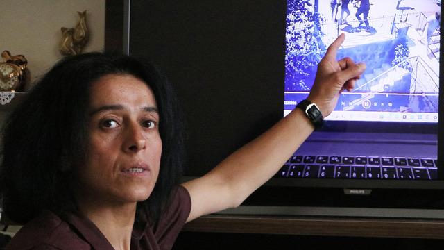 Engelli kadına tekme ve sopayla saldırıp, silah çektiler! Polis müdahalesine rağmen devam ettiler...