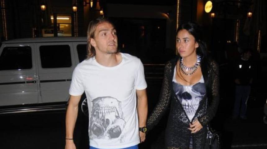 Asena, Caner'i o takıma g&ouml;t&uuml;r&uuml;yor!