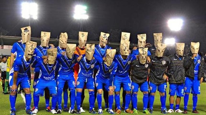 Futbolculardan g&ouml;r&uuml;lmemiş protesto!