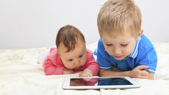 Tabletler çocuğun gözünü bozuyor mu?